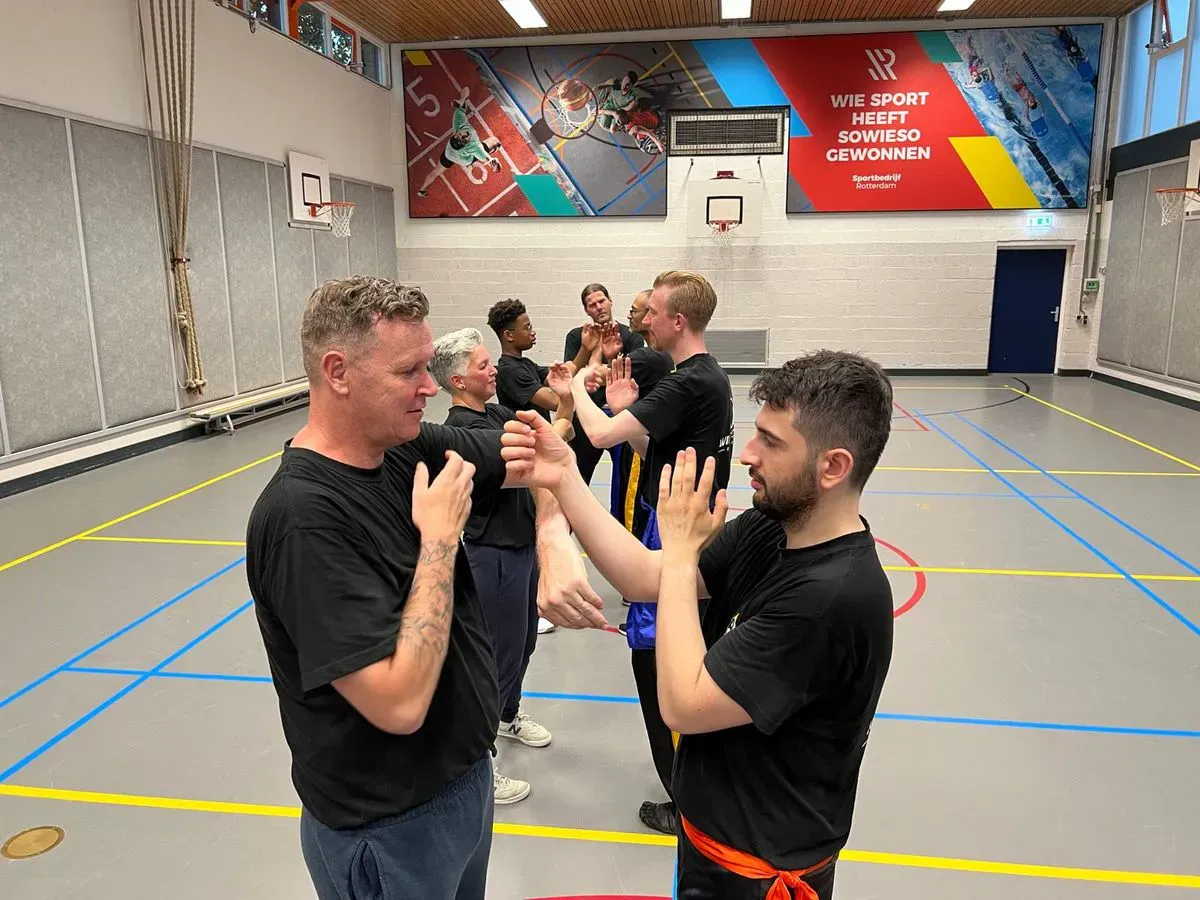 Hand- en partneroefeningen in de zaal