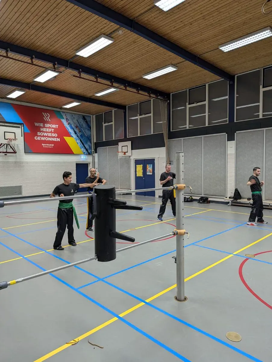 Training met de houten pop Muk Yan Jong