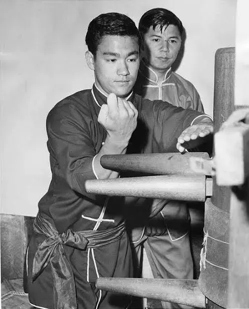 Bruce Lee traint Wing Chun op de houten pop